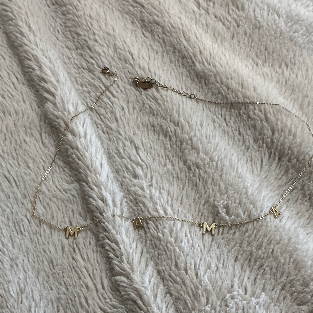 Gold “mama” necklace